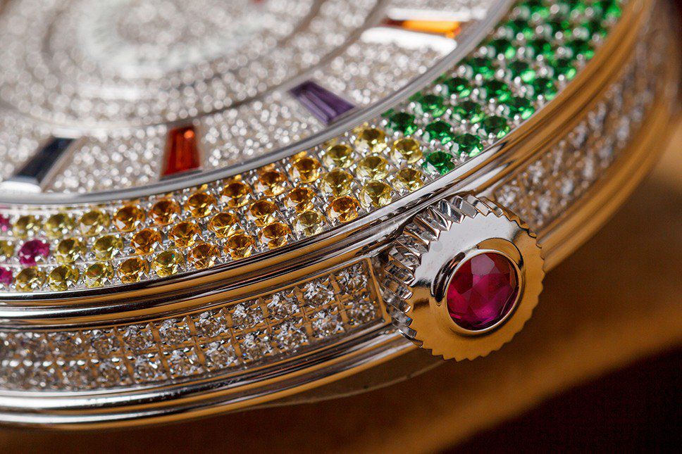 Nút vặn của mẫu đồng hồ Franck Muller nữ mặt tròn đính kim cương dây da cá sâu trong bộ sưu tâp đòng hồ Franck Muller Double Mystery 