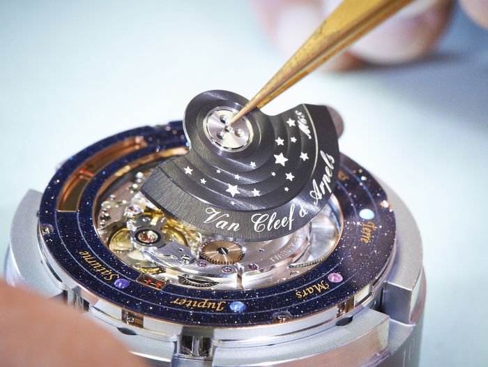 Bộ máy đồng hồ Van Cleef & Arpels cũng đẹp tuyệt hảo