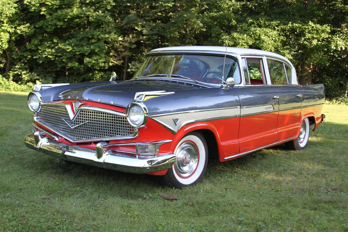 Chiếc AMC Hudson 1957 với tản nhiệt chữ V 