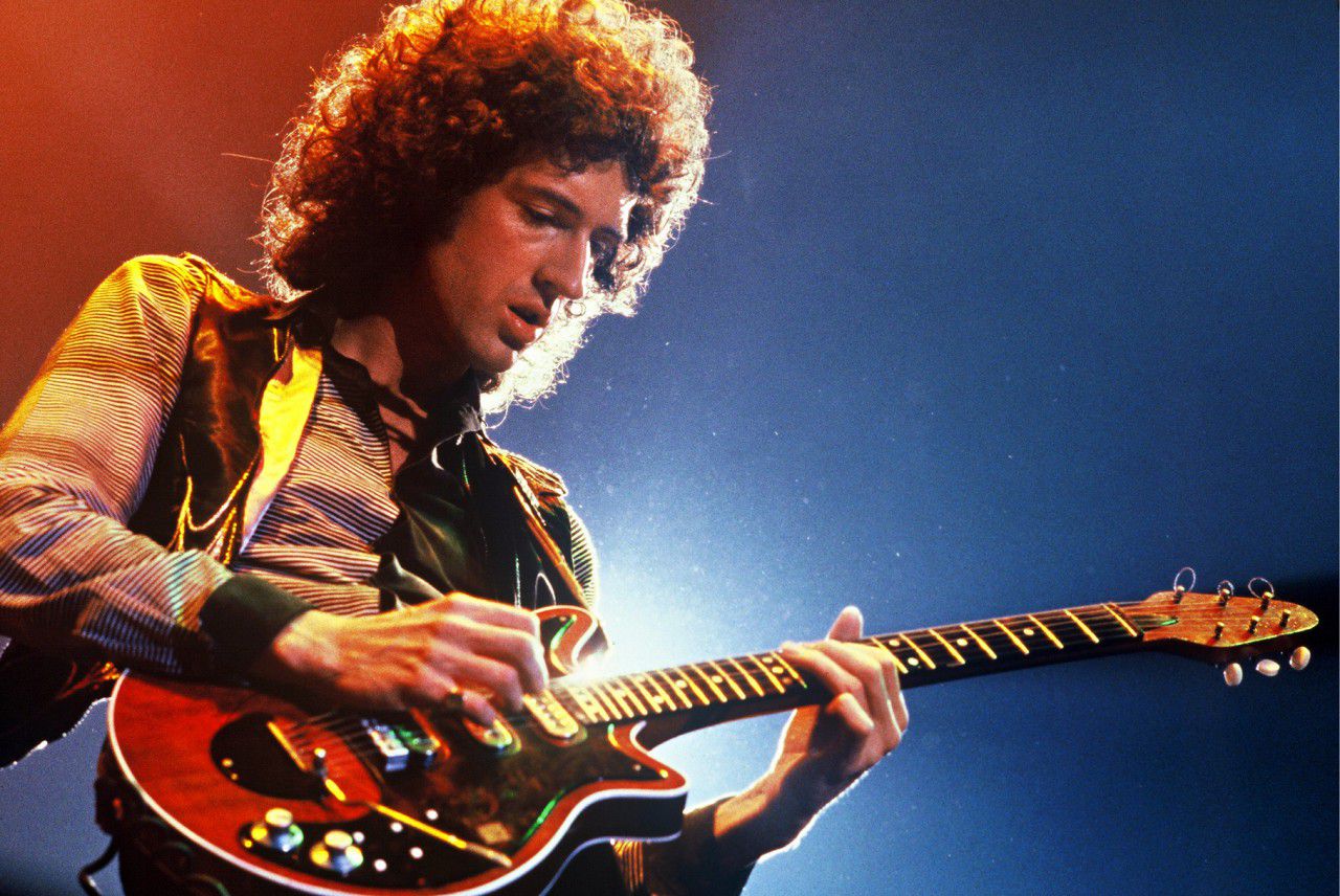 Queen Brian May cùng cây guitar đỏ của ông