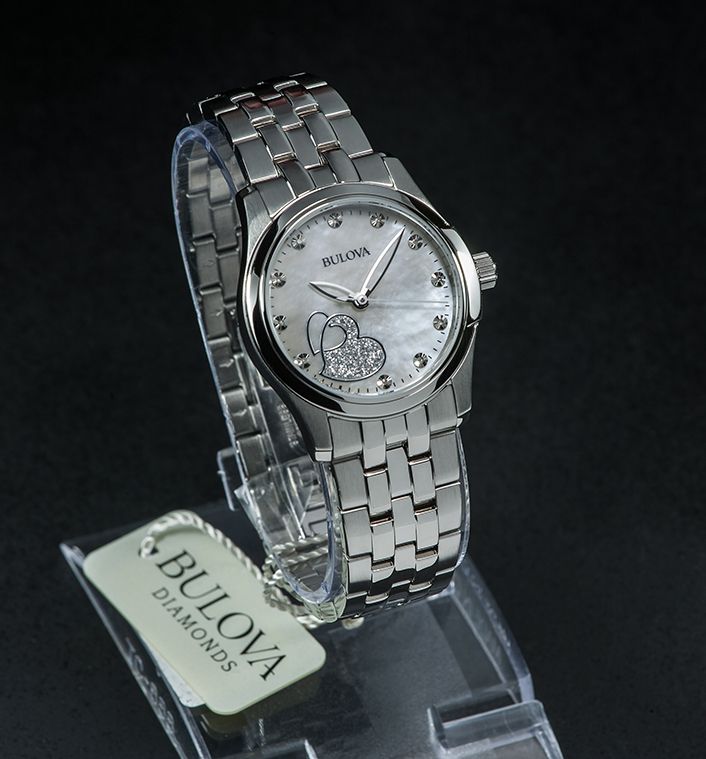 Vẻ đẹp kiêu sa của chiếc đồng hồ Bulova đính kim cương 96P182 