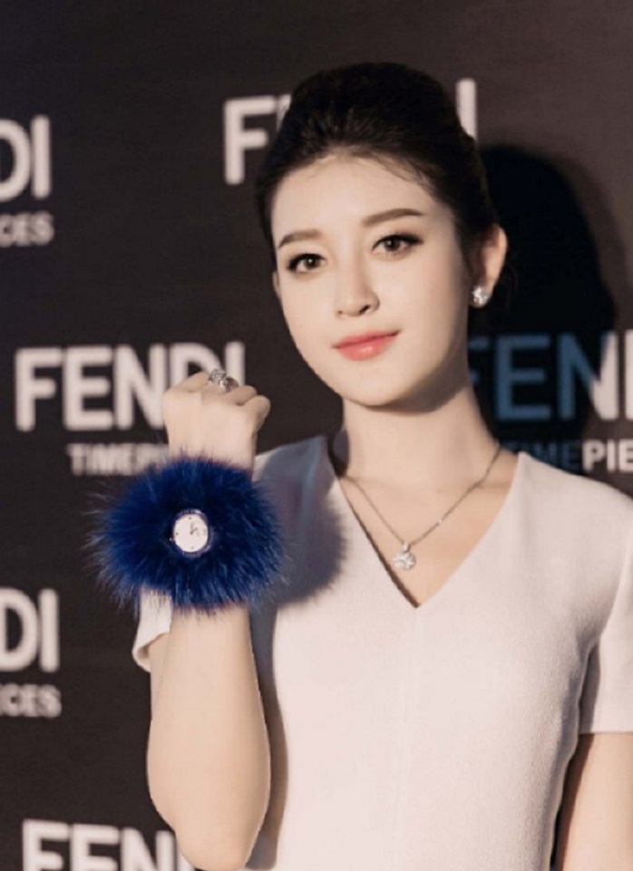 Á hậu Huyền My đeo đồng hồ đính lông cáo Glamy của hãng đồng hồ nữ Fendi