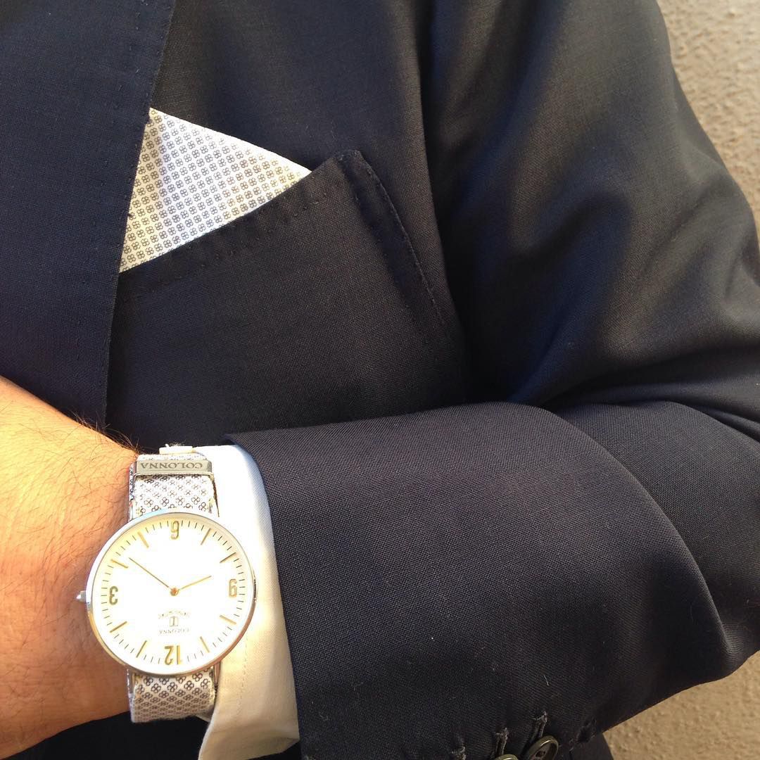 Đồng hồ Colonna và pocket square ton-sur-ton kết hợp với suit