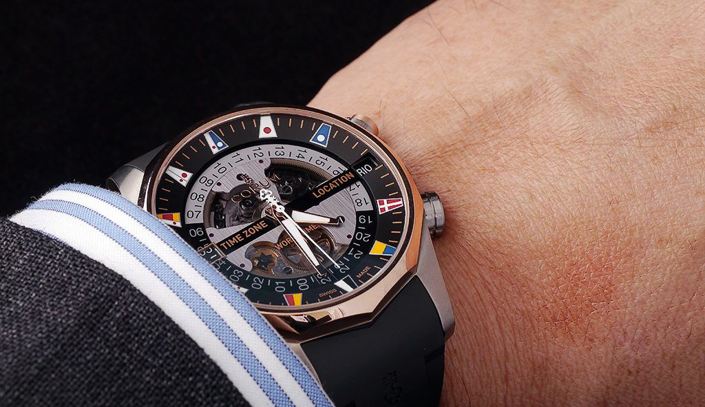 Mẫu đồng hồ Corum Admiral's Cup Legend 47 Worldtimer với mức giá từ 10500 USD cho phiên bản A637/02744 