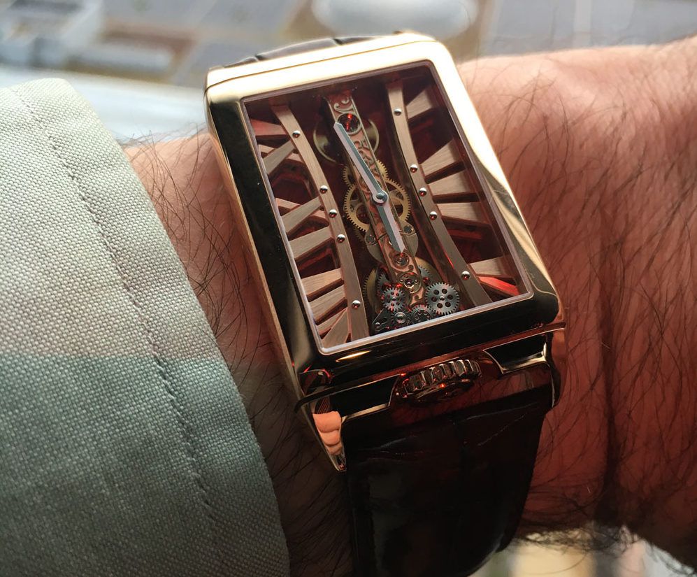 Mẫu đồng hồ Corum Golden Bridge 2017 trên cổ tay có giá hơn 55000 USD