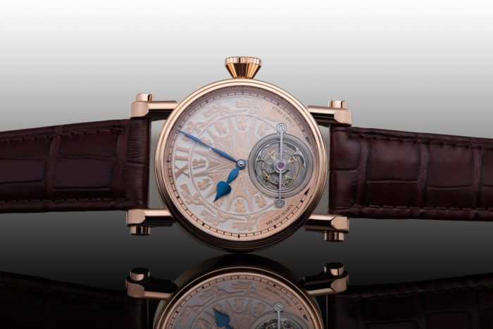 Chiếc Speake-Marin Dong Son Tourbillon nền trắng