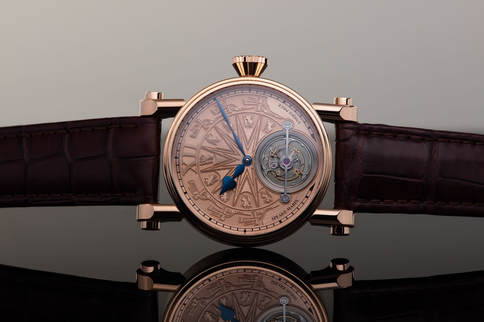 Chiếc Speake-Marin Dong Son Tourbillon nền cùng tông với họa tiết