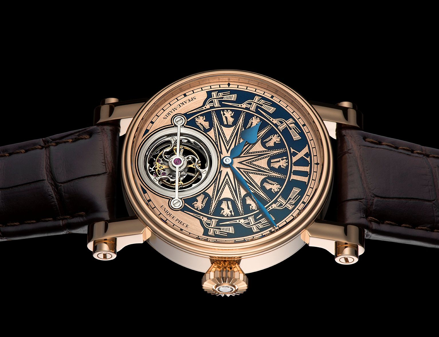 Chiếc Speake-Marin Dong Son Tourbillon nền xanh nổi bật 