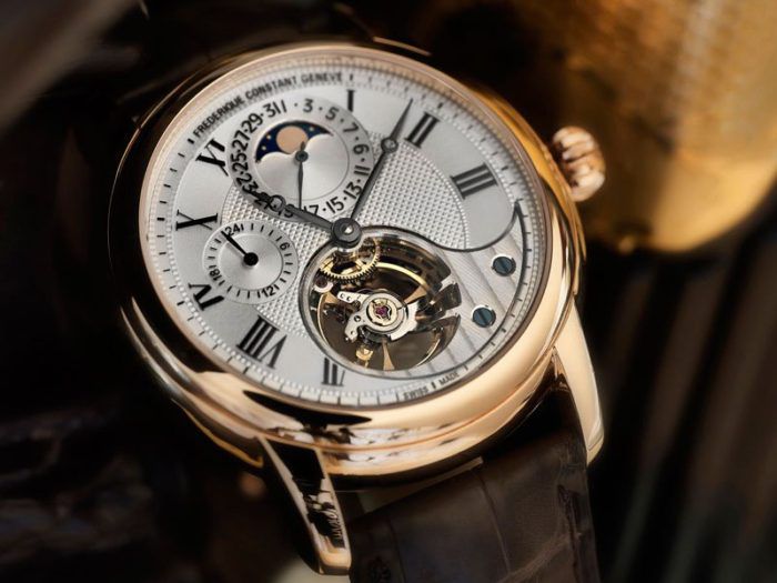 Đồng hồ Frederique Constant được tích hợp thêm nhiều chức năng như lịch ngày, lịch giờ thông qua 2 mặt số hiển thị phụ