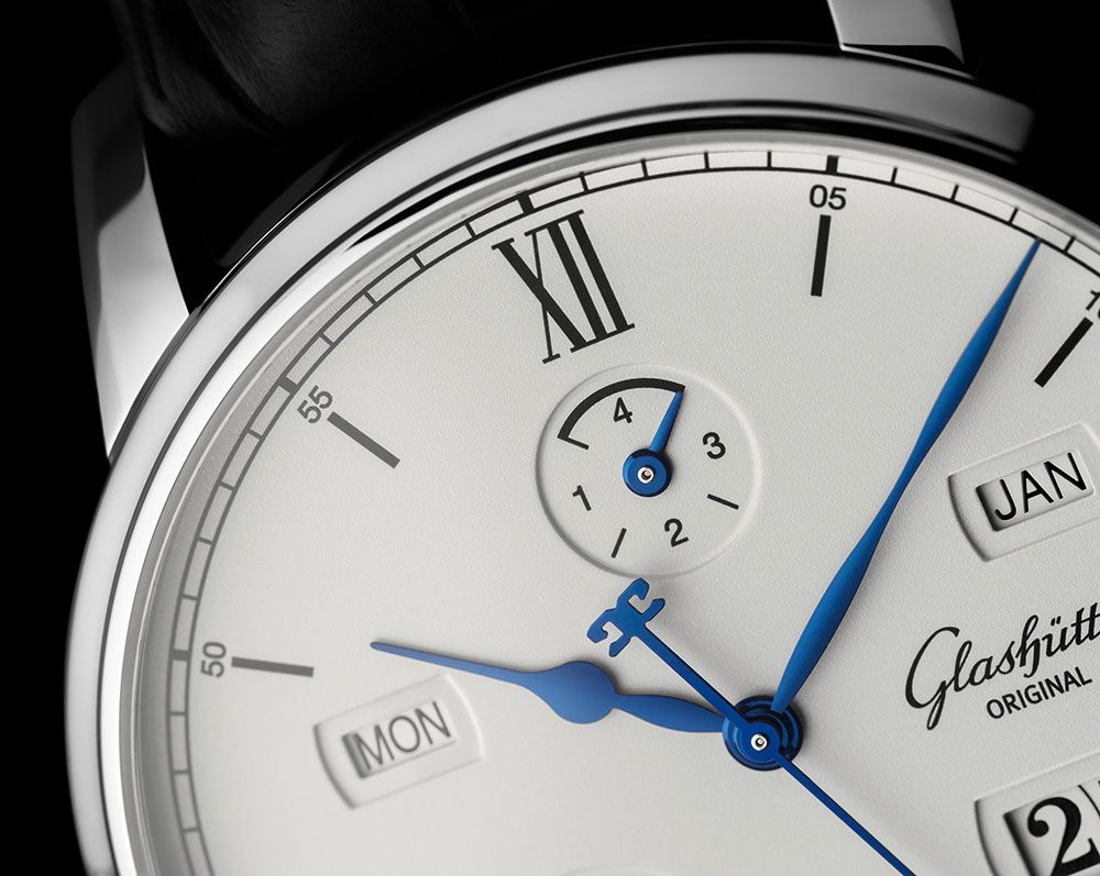 đồng hồ Glashutte Original Senator mới có kim màu xanh gắn logo
