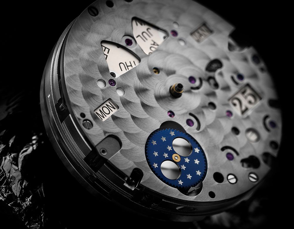 Bộ máy Panorama đằng sau đồng hồ Glashutte Original Senator Excellence Perpetual Calendar hiển thị ngày và đêm riêng biệt