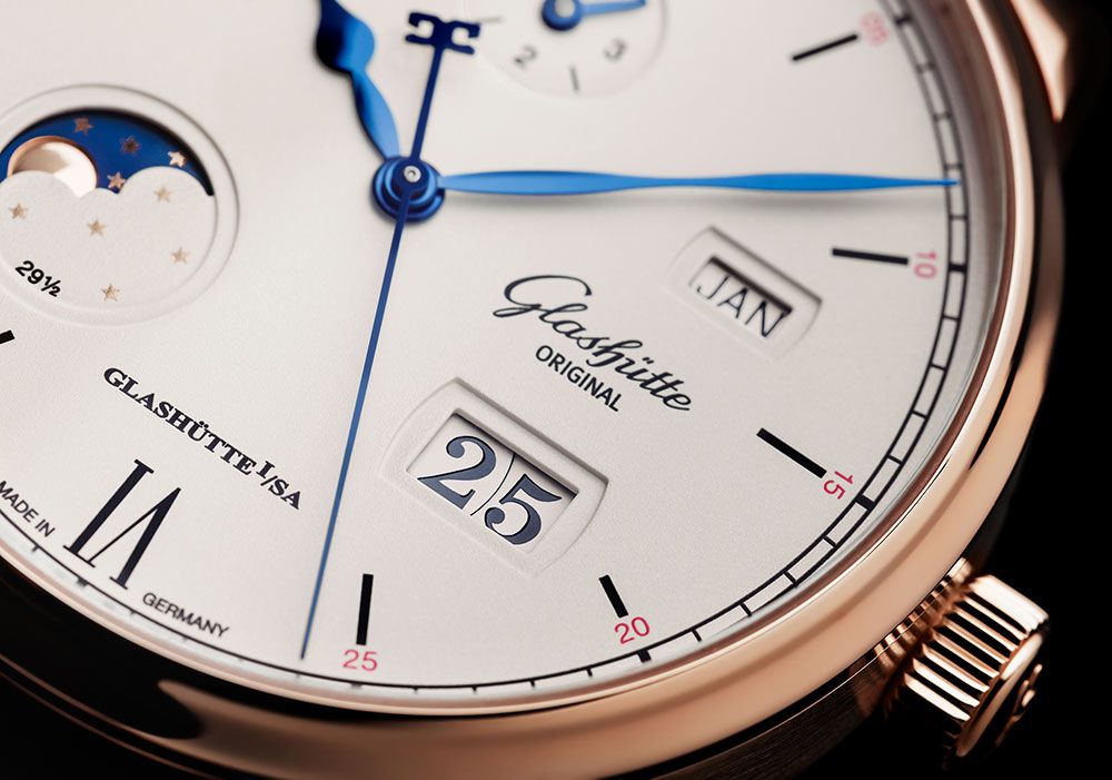 Sắp xếp ô hiển thị thời gian đối xứng trên đồng hồ Glashutte Original Senator Excellence Perpetual Calendar 