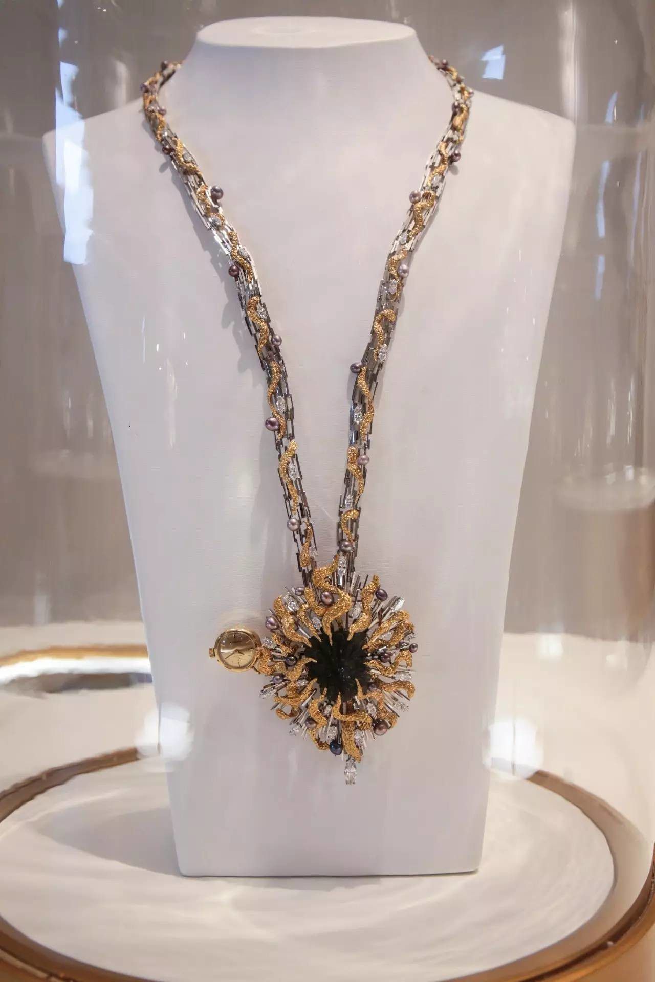 Đồng hồ Omega nữ Moldavita là mặt dây chuyền độc đáo