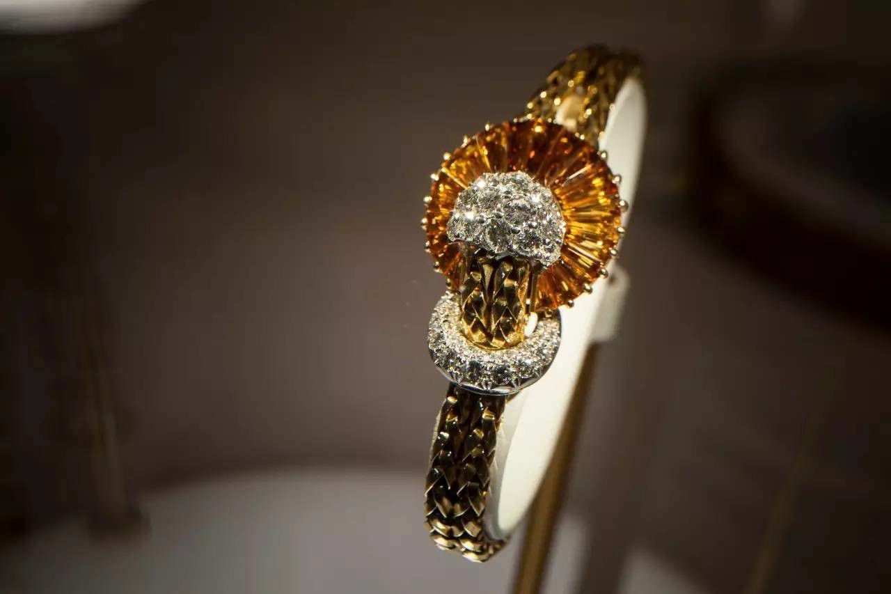 Đồng hồ Omega nữ Topaz Secret Watch khi đóng nắp đồng hồ