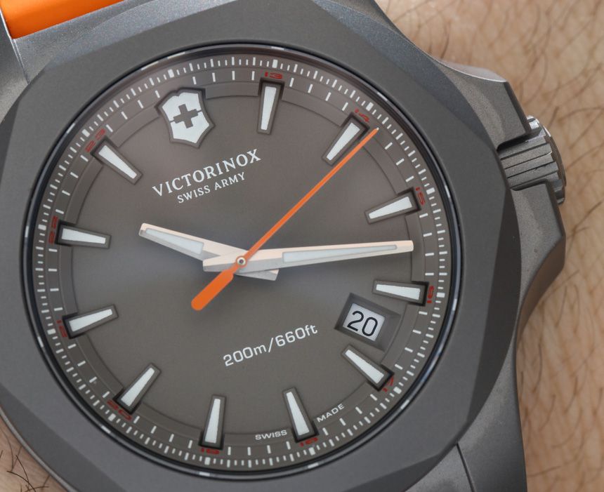 Mặt kính đồng hồ Swiss Army I.N.O.X Titanium được làm từ sapphire tráng AR chống độ trầy, xước cao