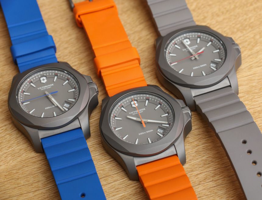 Dây đồng hồ Swiss Army I.N.O.X Titanium được làm từ cao su với ba màu xanh, cam và xám