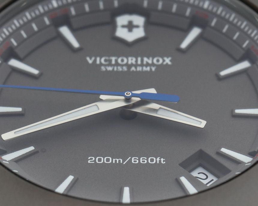 Đồng hồ Swiss Army I.N.O.X Titanium có khả nắng chịu nước đến 200m