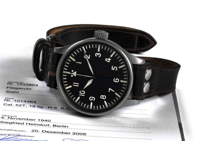 Dây đeo đồng hồ Pilot thường dài để đeo ngoài găng tay