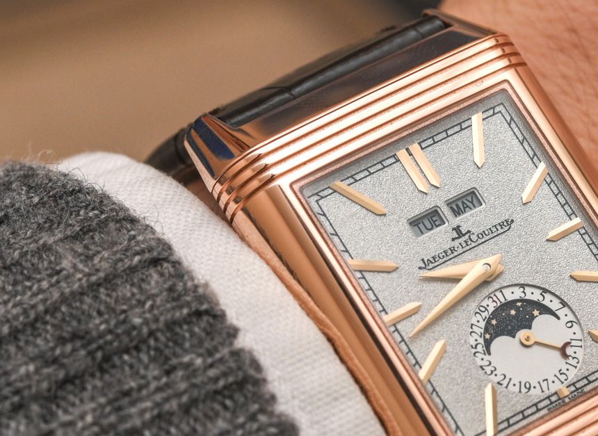 Đồng hồ Jaeger LeCoultre Reverso Tribute Calendar có mặt số màu bạc làm nổi bật kim và cọc giờ bằng vàng