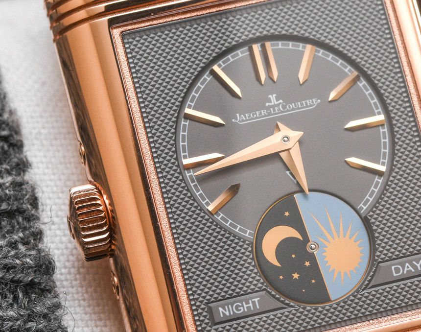 Đồng hồ Jaeger LeCoultre Reverso Tribute Calendar có mặt đồng hồ thứ 2 màu đen ở phía sau