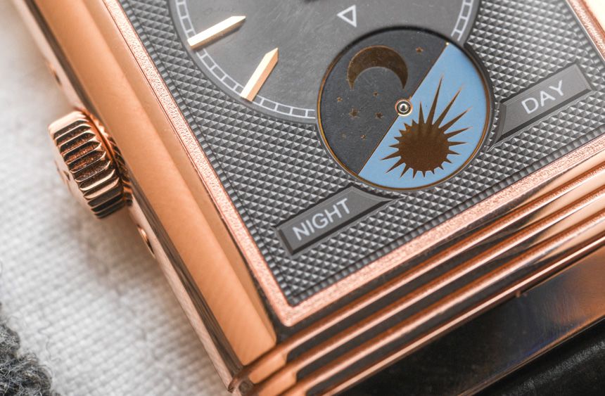 Đồng hồ Jaeger LeCoultre Reverso Tribute Calendar có mặt chỉ ngày đêm nổi bật thay cho số 6 chỉ giờ