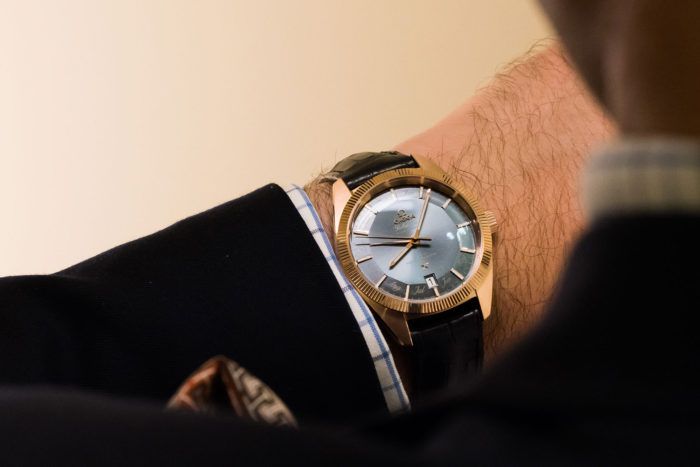 đồng hồ omega dây da trên tay quý ông