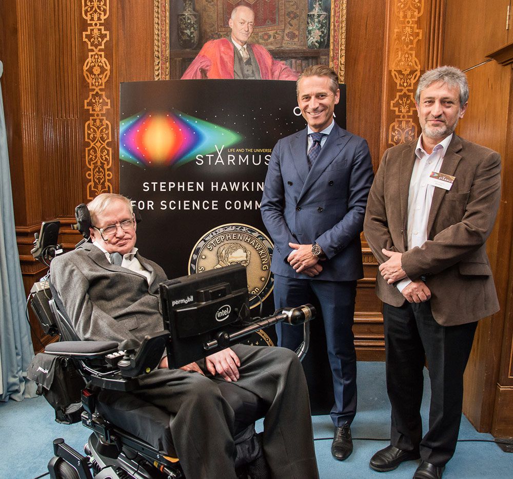 Giáo sư Stephen Hawking cùng giám đốc điều hành của Omega và nhà sáng lập ngày hội Starmus