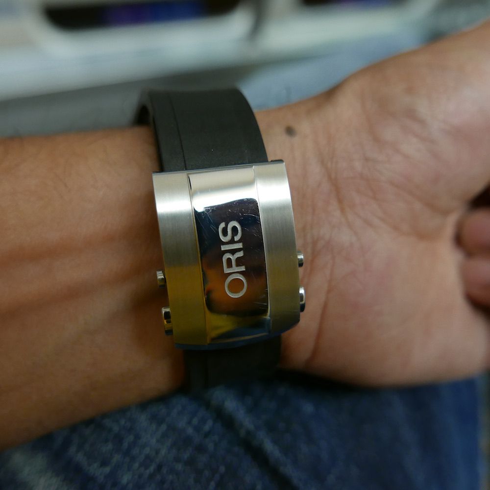 Đồng hồ Oris Aquis có thiết kế dây đeo chắc chắn và dáng vẻ mạnh mẽ