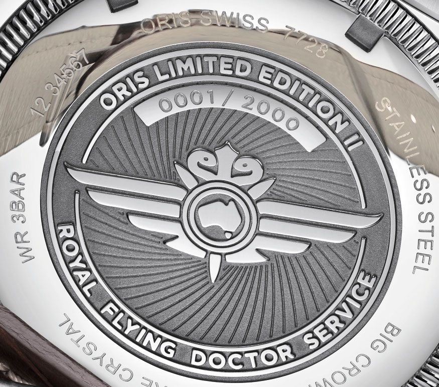 Đồng hồ Oris Royal Flying Doctor Service mặt sau chạm khắc logo