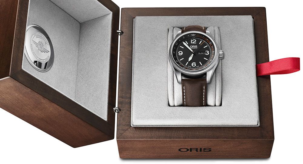 Đồng hồ Oris Royal Flying Doctor Service phiên bản da cá sấu