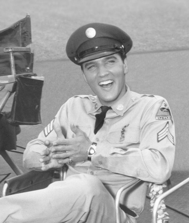 Elvis Presley, ông vua nhạc Rock'n Roll với chiếc đồng hồ Hamilton Ventura trên tay