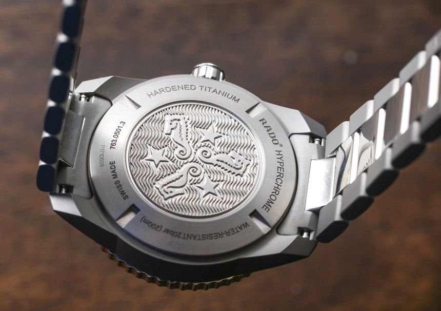 Mặt sau của chiếc đồng hồ Rado sapphire HyperChrome Captaim Cook 2017