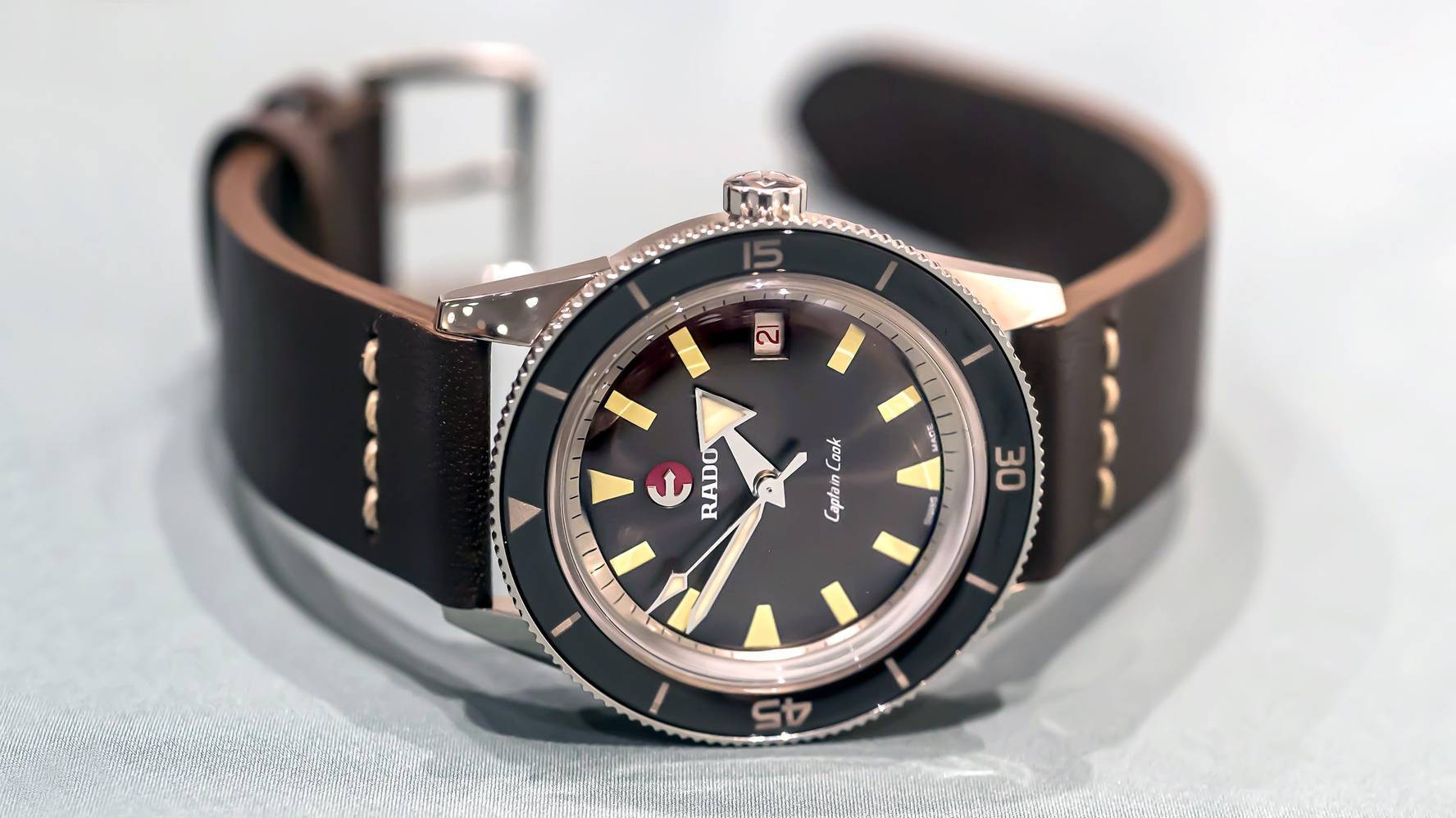 Chiếc đồng hồ Rado Sapphire HyperChrome Captain Cook