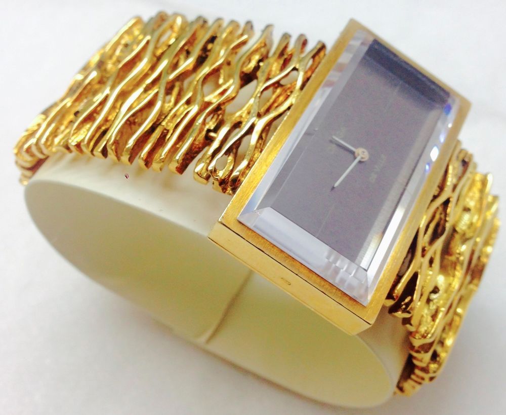 Đồng hồ Omega nữ De Ville Jeux d’Or có mặt số như được bảo vệ bởi viên ngọc lục bảo