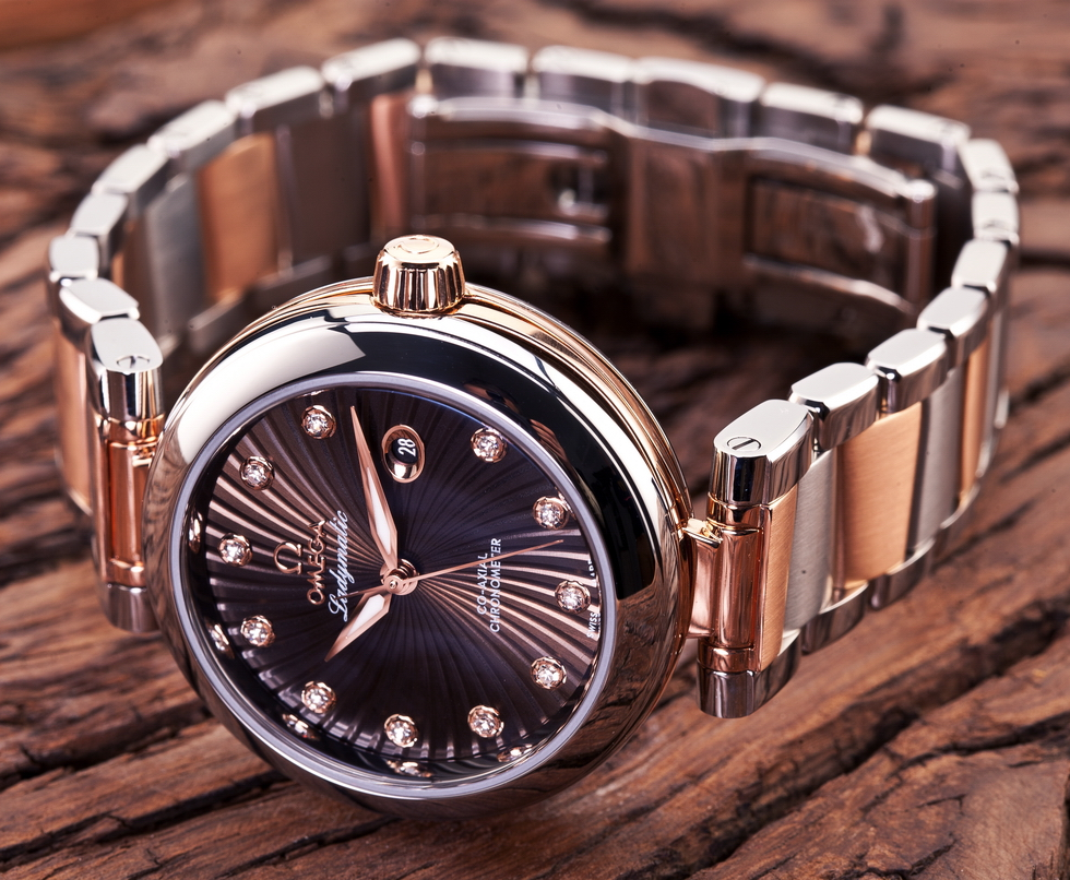 Đồng hồ Omega nữ New Ladymatic với 11 viên kim cương và ô hiển thị ngày ở số 3 giờ