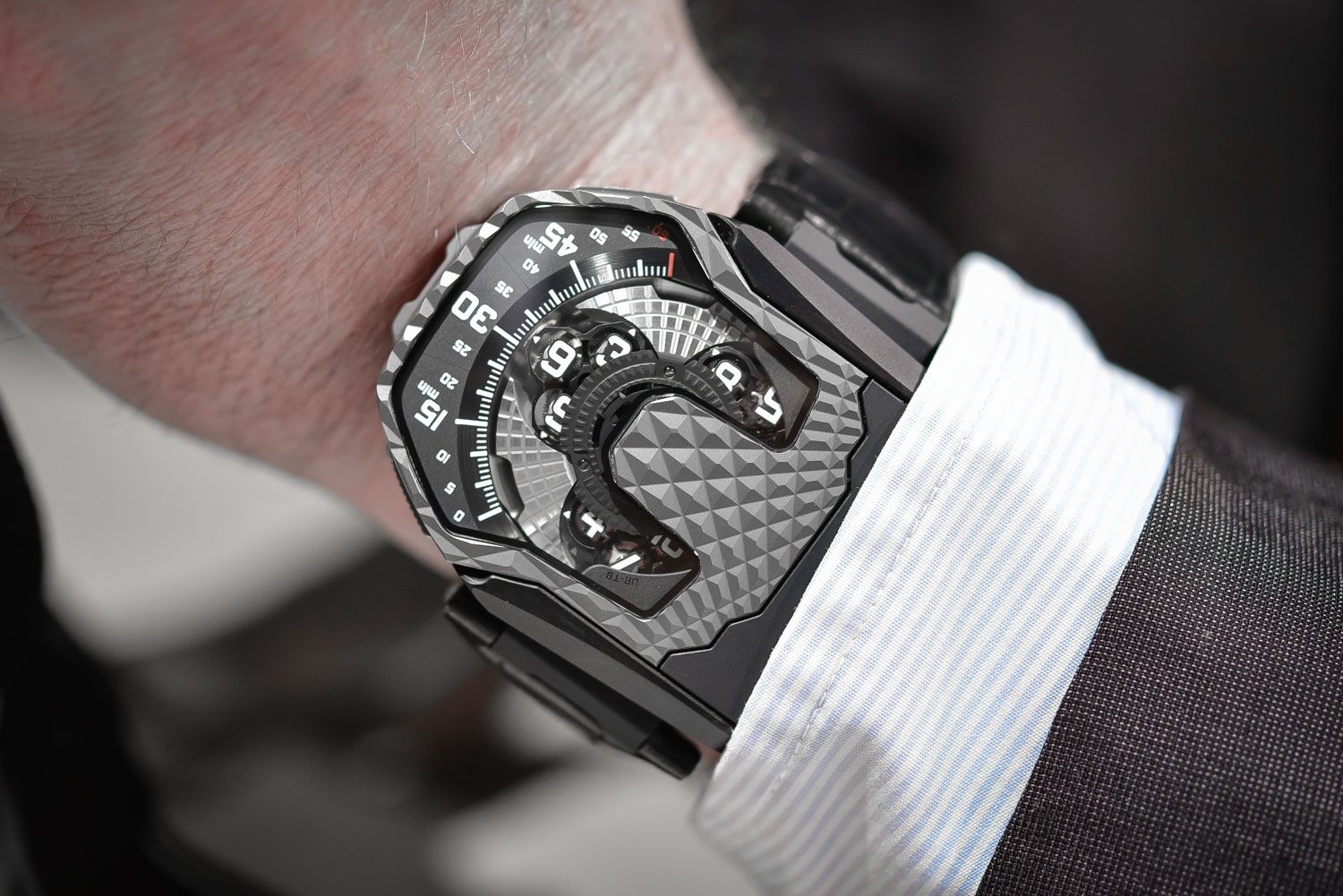 Thiết kế táo bảo của đồng hồ Urwerk 