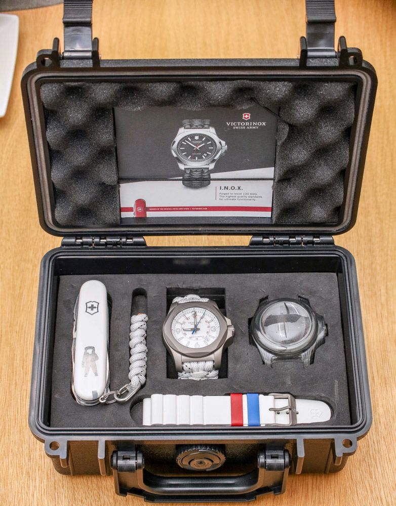 Đồng hồ Victorinox Swiss Army INOX Titanium Sky High có giá 850USD cho cả bộ