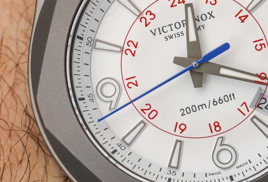 Đồng hồ Victorinox INOX Titanium Sky High có mặt số in trên mặt kính sapphire