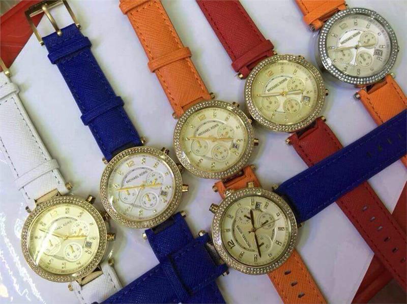 Những mẫu đồng hồ nữ đẹp với thiết kế dây da đa sắc màu của Mịchael Kors