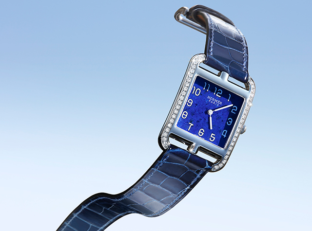 Màu xanh trẻ trung ở mẫu đồng hồ mặt vuông dây da nữ Hermes