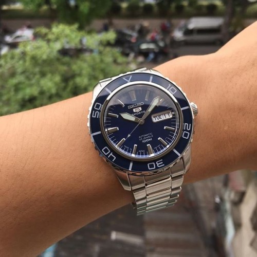 Kích thước của đồng hồ nam thể thao Seiko 5 SNZH53J là 41mm
