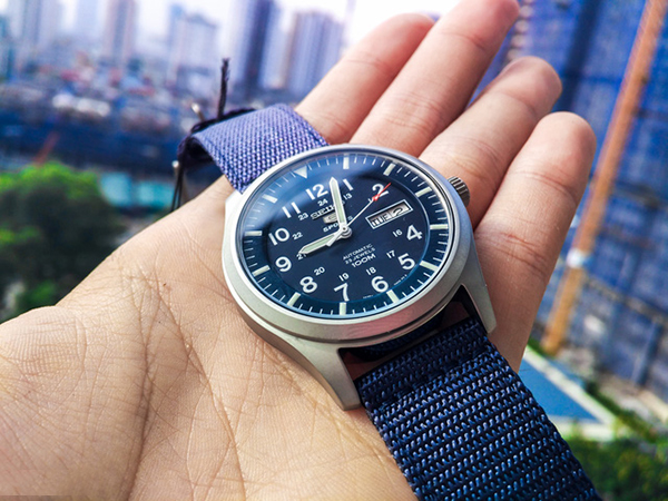Khả năng của chiếc đồng hồ nam thể thao Seiko này là 100m, kim chỉ giờ đồng hồ có phủ lớp dạ quang