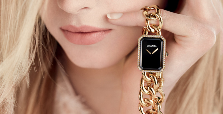 Mặt kính sapphire của đồng hồ nữ mặt vuông Première Chaîne được đánh bóng kĩ càng