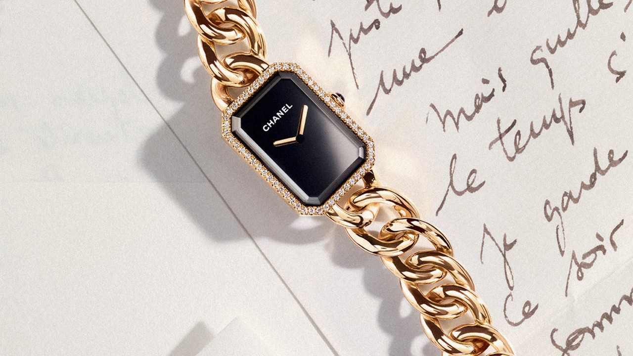 Xung quang viên đồng hồ nữ kiểu lắc tay Première Chaîne được đính tận 56 viên kim cương nhỏ