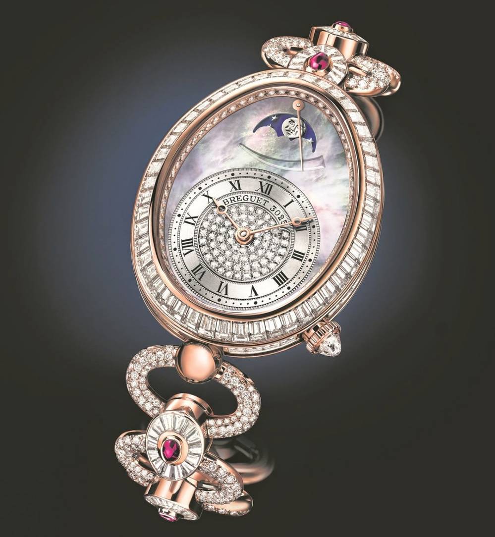 Chu kì mặt trăng của đồng hồ nữ mạ vàng Breguet Reine de Naples Haute Joaillerie nằm ở vị trí hướng 12 giờ