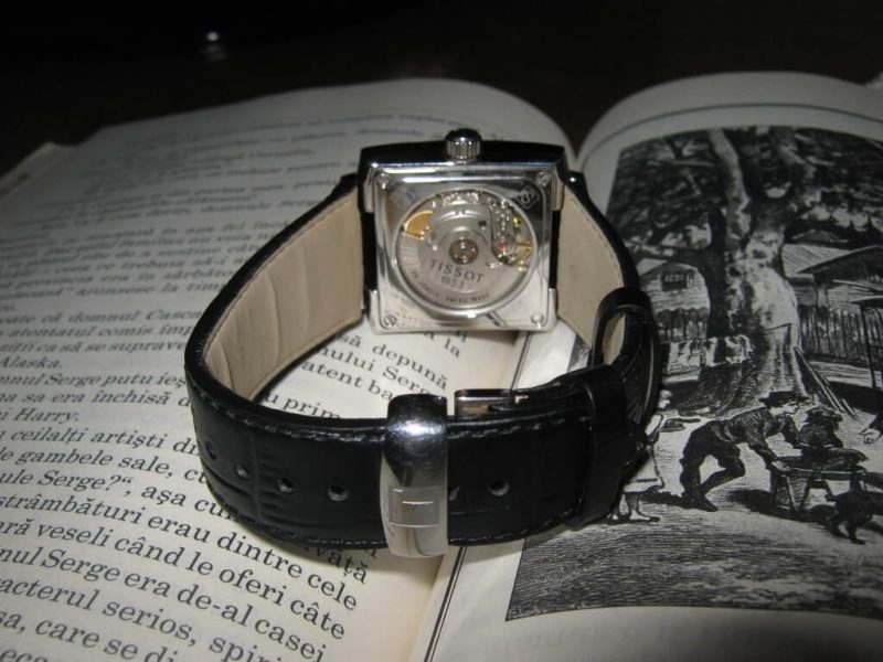 đồng hồ Tissot nam mặt vuông rất kén người đeo