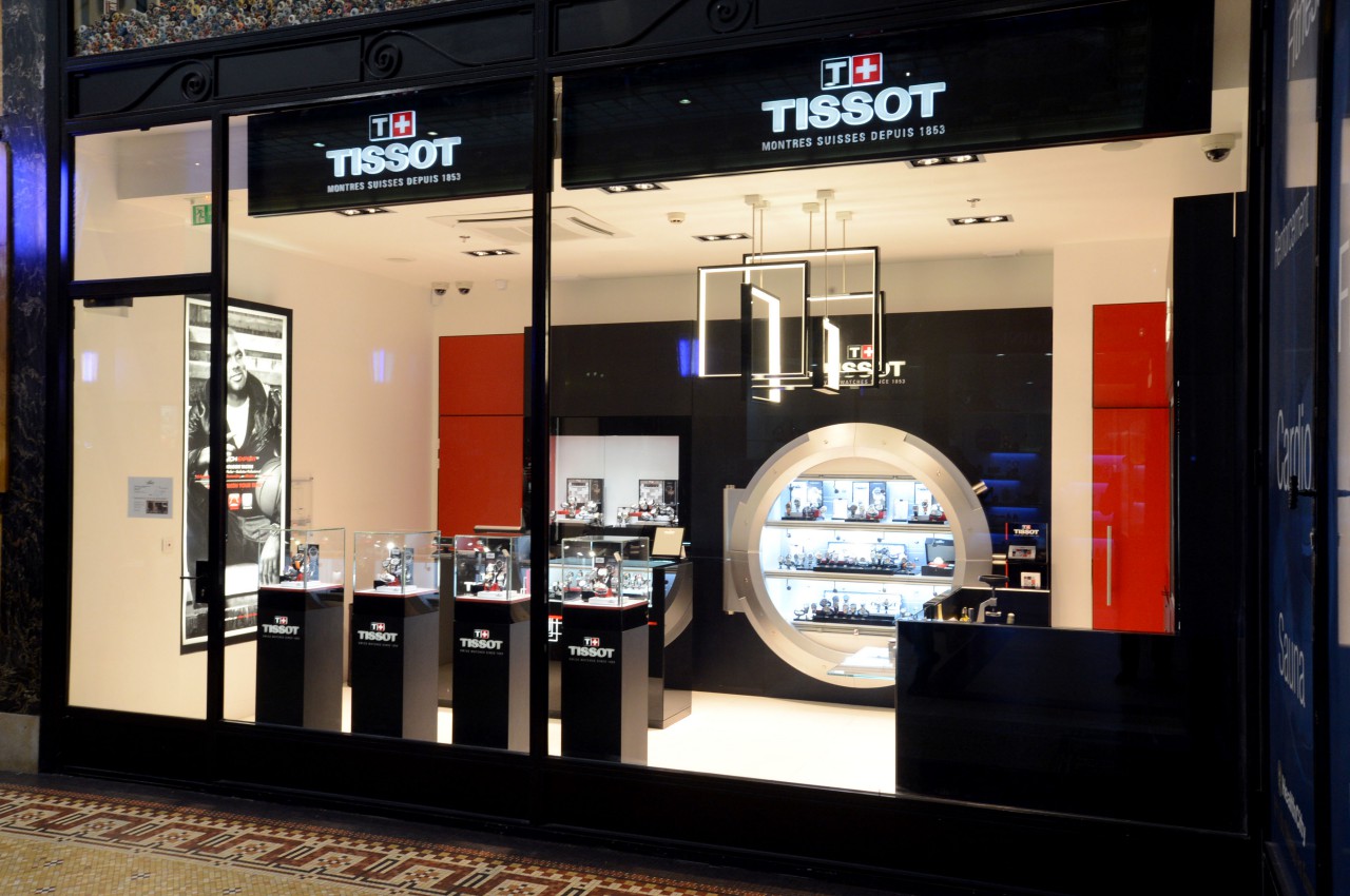 Góc trưng bày chi nhánh đồng hồ Tissot nam mặt vuông tại Việt Nam