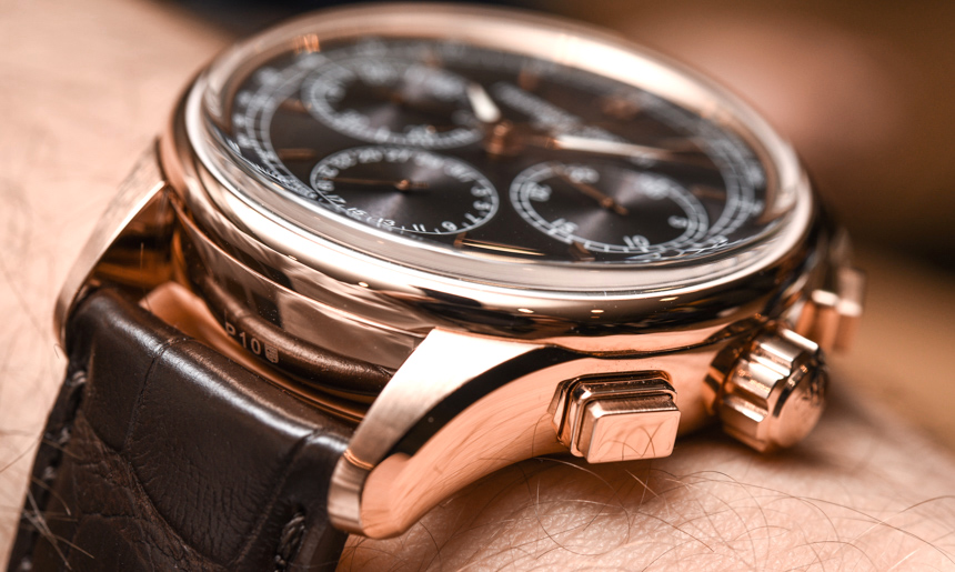 Vỏ đồng hồ Freederique Constant Flyback Chronograph được làm hoàn toàn từ vàng hồng 18k và độ rộng của mặt số là 42mm
