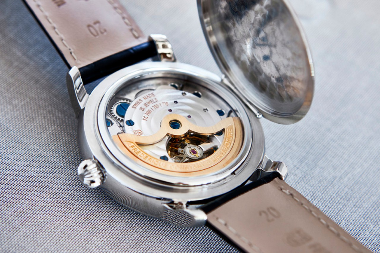 đánh giá đồng hồ Frederique constant mặt sau