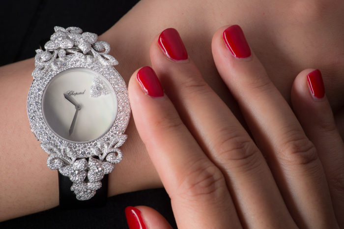 Các quý cô chưa bao giờ hết yêu đồng hồ nữ đính đá quý thời trang 3 Các quý cô chưa bao giờ hết yêu đồng hồ nữ đính đá quý